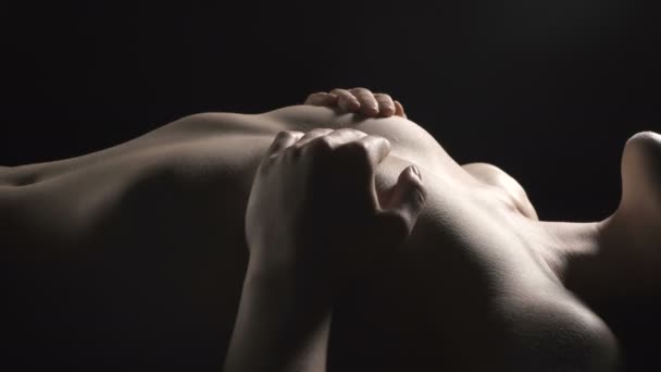 erotische junge schlanke Frau, die Brust bedeckt - Filmmaterial, Video