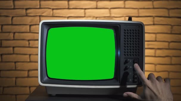Video zapnutí retro TV se zelenou obrazovkou - Záběry, video
