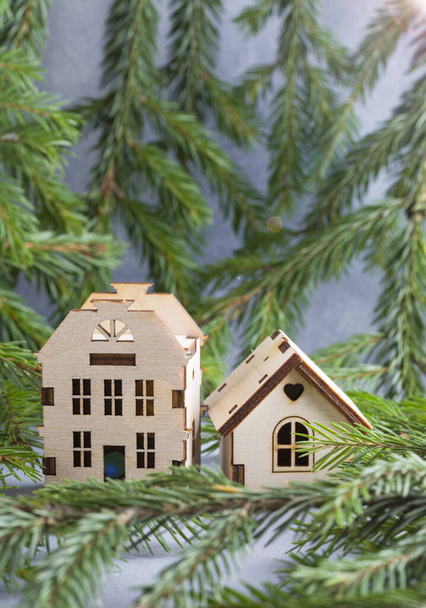 rami di albero di Natale con mini case su sfondo grigio
. - Foto, immagini