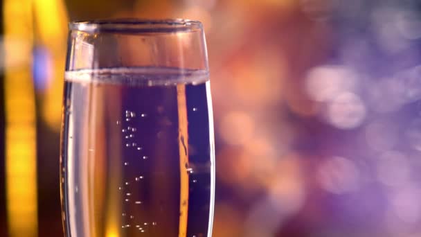 Glass of sparkling golden champagne - Πλάνα, βίντεο