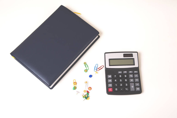 acessórios de escritório com calculadora e bloco de notas na mesa
 - Foto, Imagem