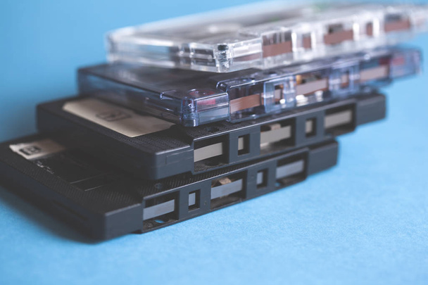 cassette de música vintage sobre fondo de mesa azul
 - Foto, Imagen