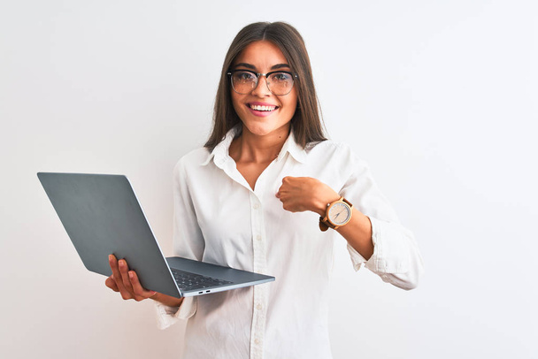 Beautiful businesswoman wearing glasses using laptop over isolated white background with surprise face pointing finger to himself - Foto, Bild