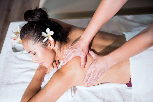 Thaise olie massage door bovenaanzicht in spa - Foto, afbeelding
