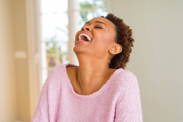 Hermosa joven afroamericana mujer sonriendo confiada a la
  - Foto, Imagen