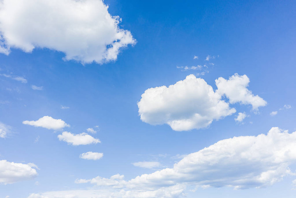 Kék ég egy napsütéses napon, bolyhos Felhőkkel - Fotó, kép