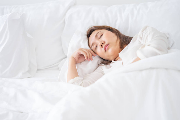 Aziatisch schoonheid slapen diep in het bed in de slaapkamer om te ontspannen Hy - Foto, afbeelding