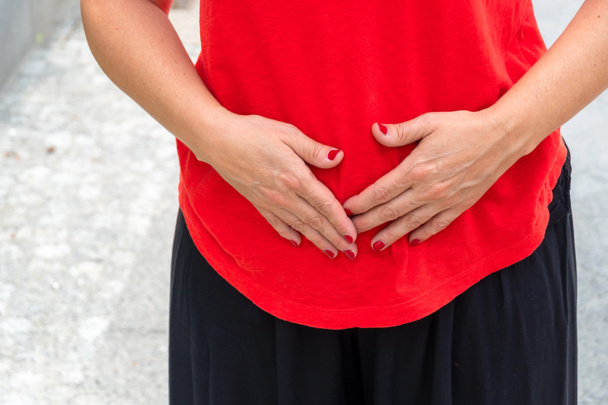 Schwangerschaft oder Bauchschmerzen. Frau mit Menstruations- oder Bauchschmerzen - Foto, Bild
