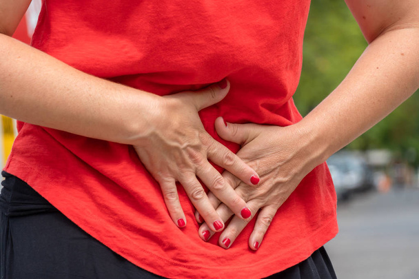 Embarazo o dolor de estómago. Mujer con dolor menstrual o abdominal
 - Foto, imagen