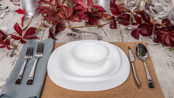 tavolo piatto bianco apparecchiato su tavolo di legno
. - Foto, immagini