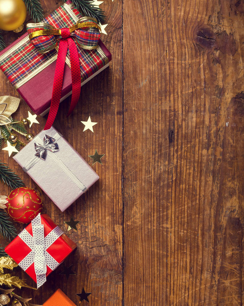 Fundo de Natal com decorações e caixas de presente na placa de madeira - Foto, Imagem