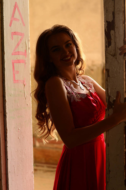 Современная девушка в радостном платье рядом с брикстеном. Молодежь
 - Фото, изображение