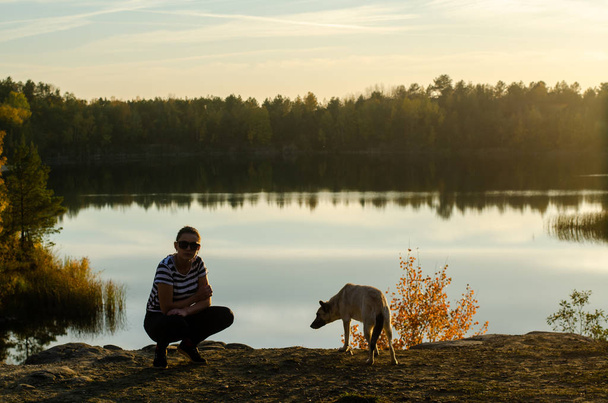 la chica de pie en el lago  - Foto, Imagen