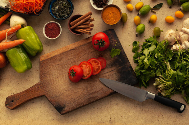 Sliced tomato on cutting board with knife. - Fotoğraf, Görsel