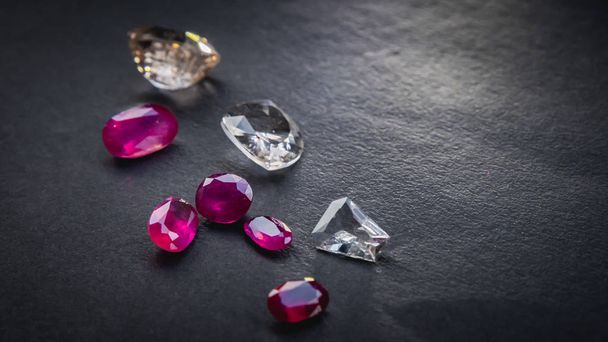 Colección de rubí rojo y topacio, Piedras preciosas para joyas sobre papel negro
 - Foto, imagen