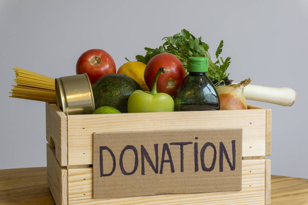 Lebensmittelspenden. Spendenbox mit Gemüse, Obst und  - Foto, Bild