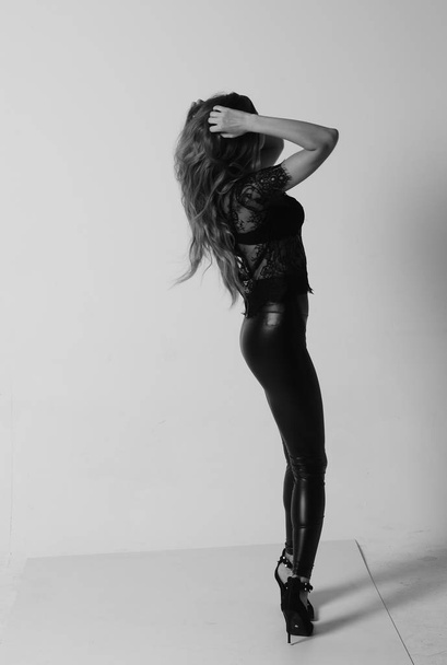Красивая сексуальная женщина в джинсах и нижнем белье стоит рядом с Windo
 - Фото, изображение