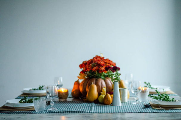 Красивая сервировка стола с цветами лаванды на деревянном фоне
 - Фото, изображение