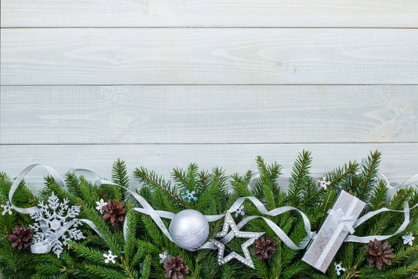 Рождественская квартира укладывает декор на дерево
 - Фото, изображение