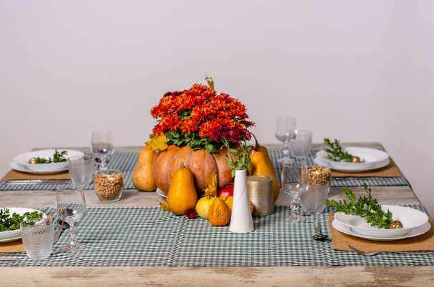 Bella tavola apparecchiata con fiori di lavanda su sfondo di legno
 - Foto, immagini