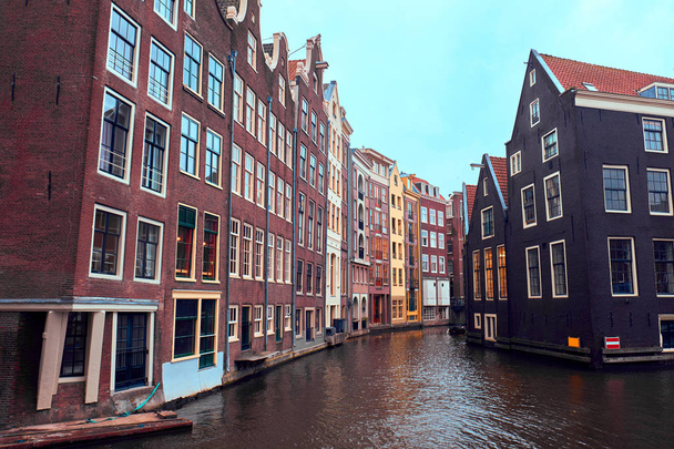 Κανάλι και κτίρια στο Άμστερνταμ. - Φωτογραφία, εικόνα