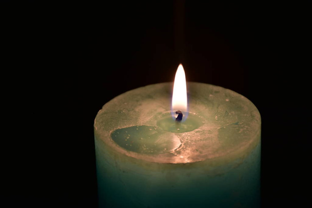 candela e accendino su sfondo nero - Foto, immagini