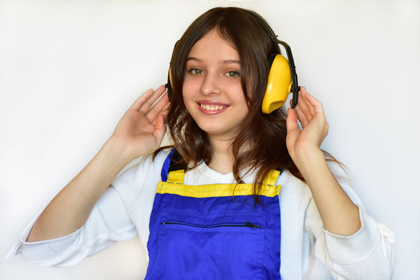 retrato de uma menina em fones de ouvido em um fundo branco
, - Foto, Imagem