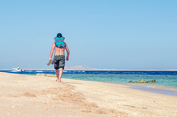 boso człowiek spacery wzdłuż piaszczystego wybrzeża morskiego - Zdjęcie, obraz
