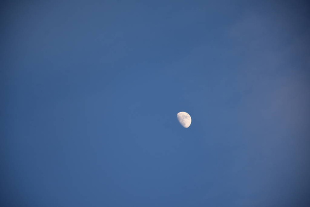 Gökyüzüne karşı güzel ay - Fotoğraf, Görsel