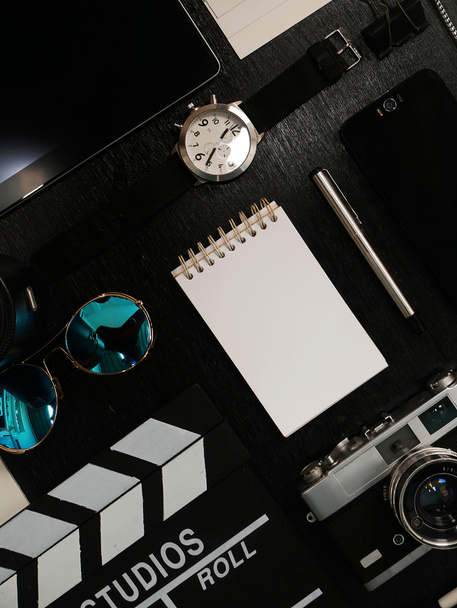 Фотоаппаратура, фотопленка, очки и наручные часы на черном фоне
. - Фото, изображение