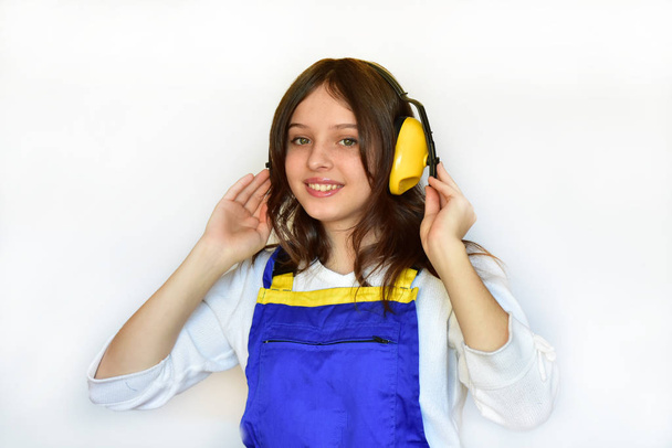 πορτρέτο ενός κοριτσιού με ακουστικά σε λευκό φόντο, - Φωτογραφία, εικόνα