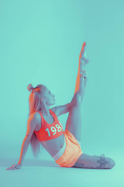 Mujer joven atlética haciendo ejercicio de yoga
 - Foto, Imagen