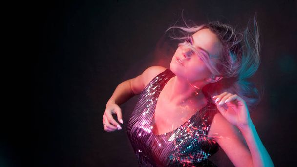 Attractive dancing blonde in the club, neon light, motion effects - Fotoğraf, Görsel