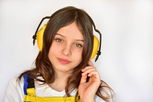 portrét dívky ve sluchátkách na bílém pozadí, - Fotografie, Obrázek