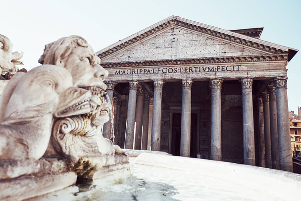 пантеон у Римі з іншої точки зору. - Фото, зображення