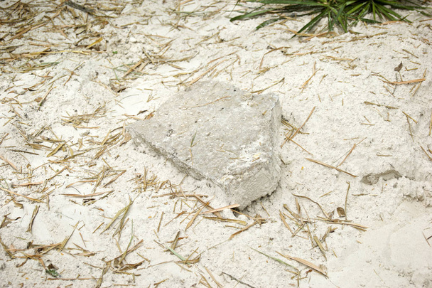 arena de azúcar con losa de cemento y hojas
 - Foto, Imagen