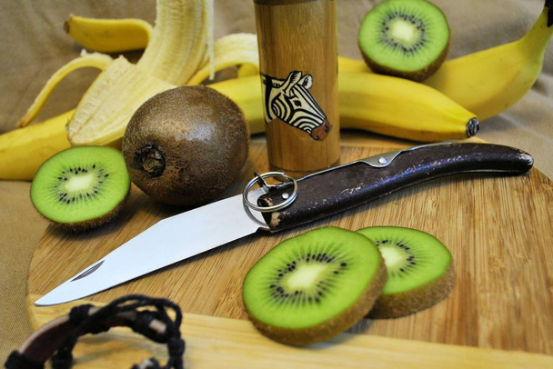 Aamulla aamiainen kiivi banaanit orgaaniset vitamiinit gourmet terve tuote tasku taitto veitsi
  - Valokuva, kuva