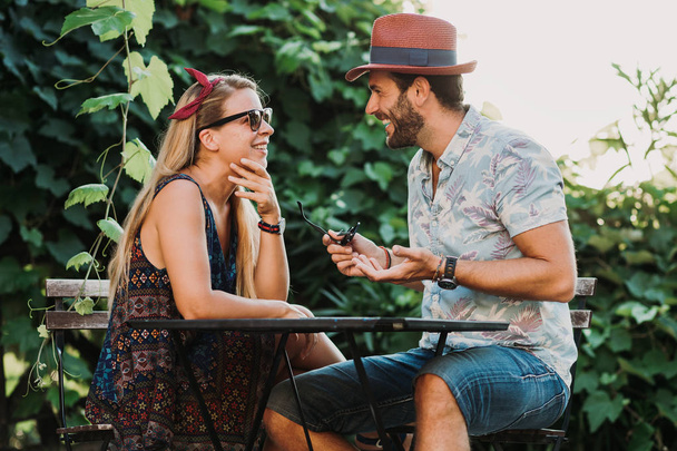 Couple amoureux profitant de la belle terrasse flirtant et souriant
 - Photo, image