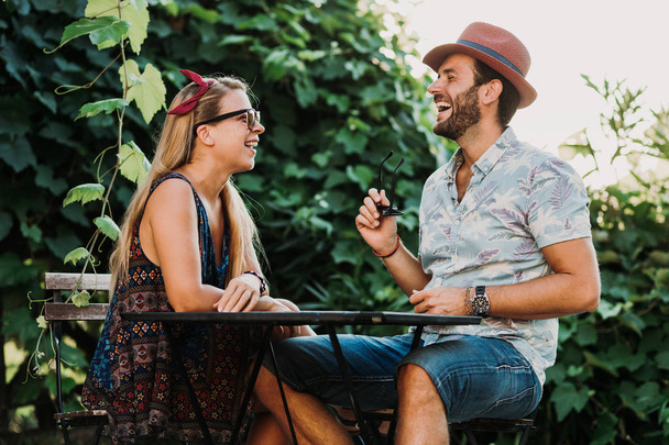 Verliebte Paare genießen auf der schönen Terrasse flirten und lächeln - Foto, Bild