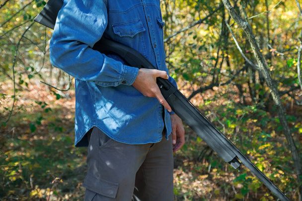 muž s poloautomatické brokovnice v podzimním lese - Fotografie, Obrázek