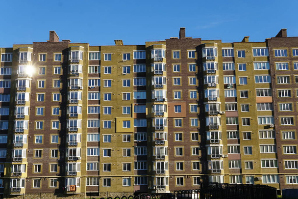 Современное здание кондоминиума реальный этат в городе с голубым небом
 - Фото, изображение