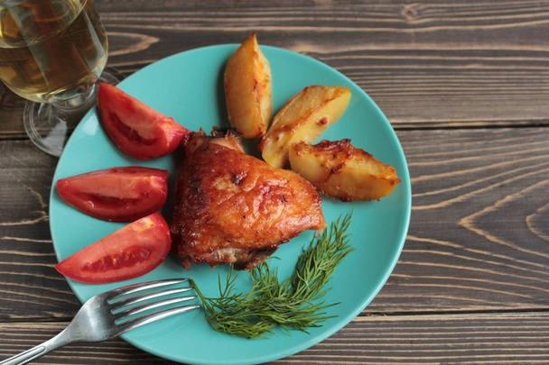 Курица, картошка и помидоры на блюдечке
. - Фото, изображение