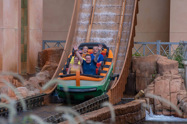 Orlando, Florida. September 30, 2019. People having fun Journey to Atlantis attraction at Seaworld 7 - Foto, afbeelding