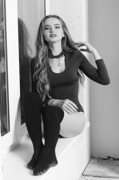Giovane donna sexy con seno grande. Ragazza in posa su parete nera in s
 - Foto, immagini