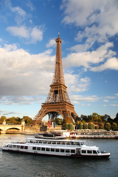 Wieża Eiffla z łodzi w Paryż, Francja - Zdjęcie, obraz