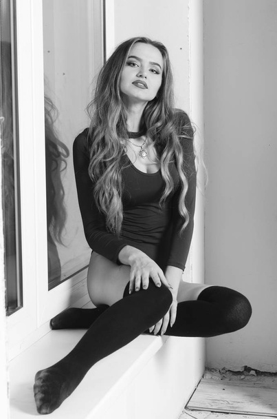 Giovane donna sexy con seno grande. Ragazza in posa su parete nera in s
 - Foto, immagini