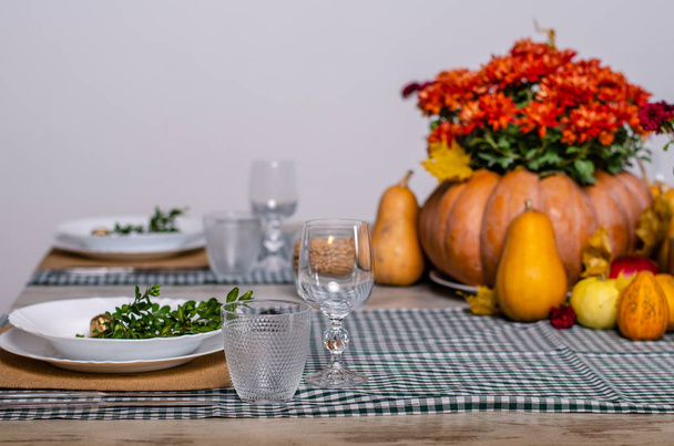 Красивая сервировка стола с цветами лаванды на деревянном фоне
 - Фото, изображение