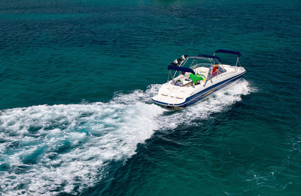 Силовий човен на синій відкритій воді
 - Фото, зображення