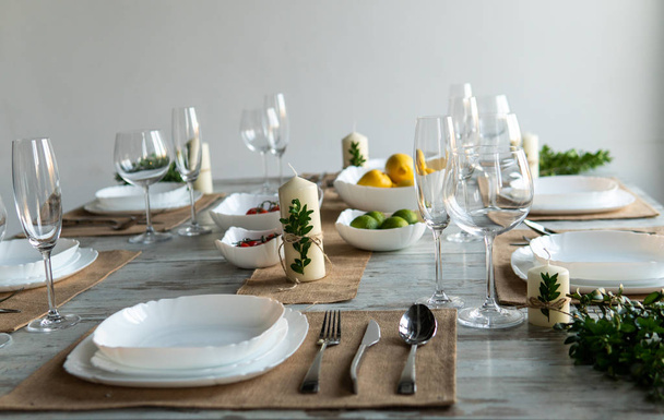 schöne Tischdekoration mit Lavendelblüten auf Holzgrund - Foto, Bild