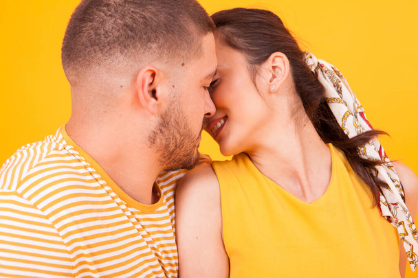 Primer plano de novio guapo besando a su novia
 - Foto, Imagen
